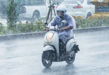 Tips Aman Berkendara Sepeda Motor Listrik Saat Musim Hujan