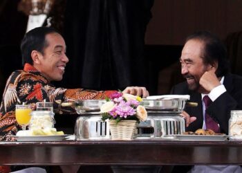 Ketua Umum Partai Nasdem, Surya Paloh, dan Presiden Joko Widodo Makan Malam di Istana Negara. Ada Apa?