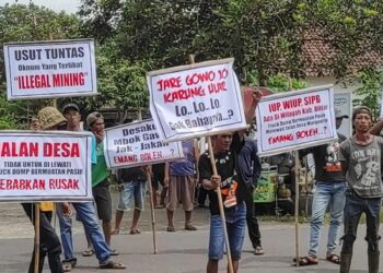 Warga Margourip Kediri Demo Tolak Truk Pasir Melintas Desa