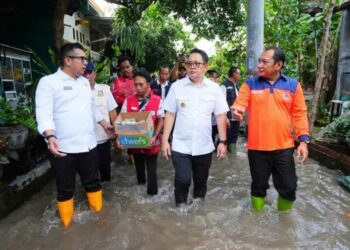 Pj Gubernur Jatim Turun Tangan Atasi Banjir Mojokerto: Fokus Solusi dan Bantuan Kemanusiaan