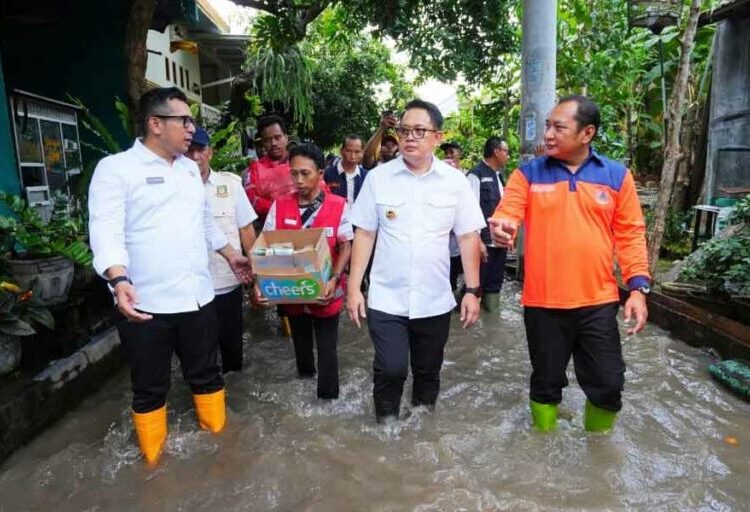 Pj Gubernur Jatim Turun Tangan Atasi Banjir Mojokerto: Fokus Solusi dan Bantuan Kemanusiaan