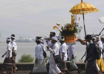 Umat Hindu Gelar Upacara Melasti di Pesisir Pantai Laut Arafuru, Ini Pesan Umat Hindu Untuk Pemerintahan yang Baru