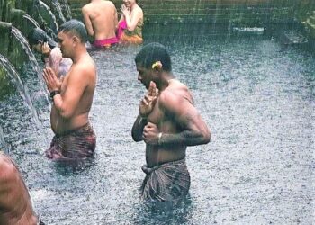 Penyanyi R&B Terkenal Usher Jalani Melukat di Taman Mumbul, Bali