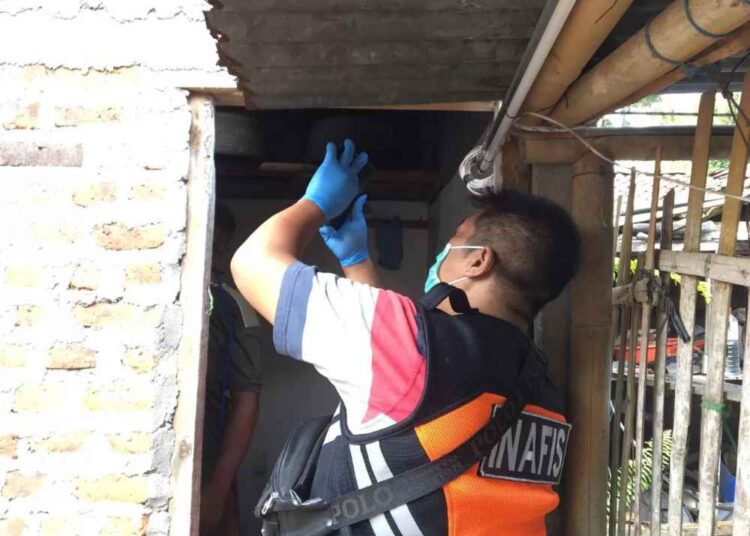 Seorang Pria Gantung Diri di Kamar Mandi, Istri Histeris Hebat
