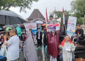 Ratusan Orang Demo Tolak Tolak Hasil Pemilu di Balai Kota Solo
