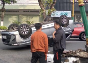 Sopir Mengantuk, Mobil Rombongan Mahasiswa Terbalik di Jalan Klaten