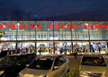 Hindari Puncak Arus Mudik, H-7 Lebaran Penumpang Padati Stasiun Pasar Senen