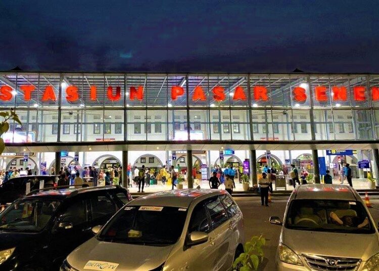Hindari Puncak Arus Mudik, H-7 Lebaran Penumpang Padati Stasiun Pasar Senen