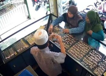 Emak Emak Lihai Ngutil Emas di Toko Perhiasan