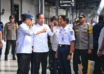 Pastikan Arus Mudik Lancar, Jokowi Tinjau Arus Mudik Stasiun Pasar Senen