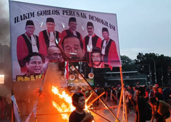 Aksi May Day: Massa Pembakaran Baliho Jokowi dan Pejabat Negara di Jakarta