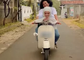 Istri Babe Cabita Lelang Motor Mendiang Suami untuk Bantu Masjid dan Pesantren