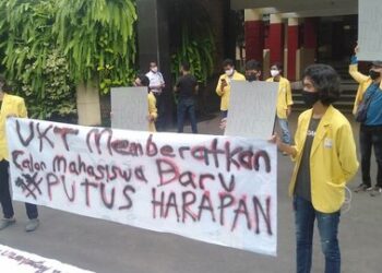 Kenaikan Uang Kuliah Tunggal (UKT) di PTN dan PTNBH Tahun 2024: Mahasiswa Gelar Protes Massal