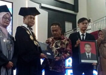 Meninggal 100 Hari Menjelang Wisuda, Ayah Gantikan Anaknya Terima Ijazah
