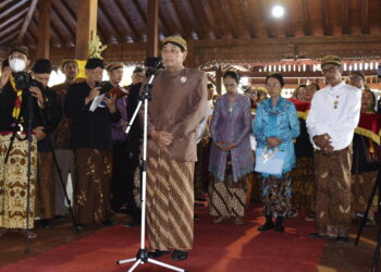 Karaton Surakarta Serahkan Abon abon dan Perlengkapan Jamasan Pusaka Sunan Kalijogo di Demak