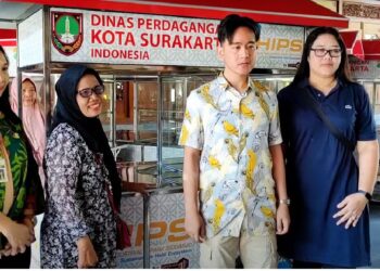 Gibran Serahkan Gerobak Dagang Secara Simbolis ke Puluhan PKL