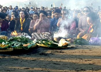 Permaisuri Karaton Surakarta Pimpin Tradisi Wilujengan Kiblat Sekawan di Pantai Parangkusumo