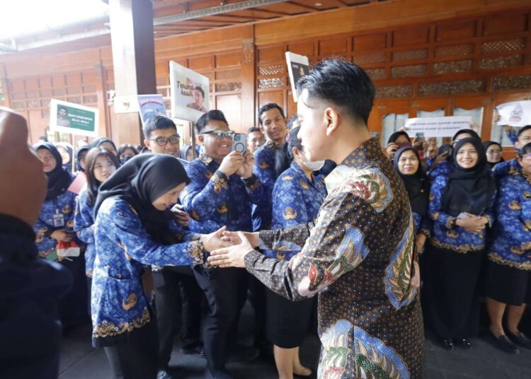 Gibran Hadiri Perpisahan Terakhir Bersama ASN Surakarta