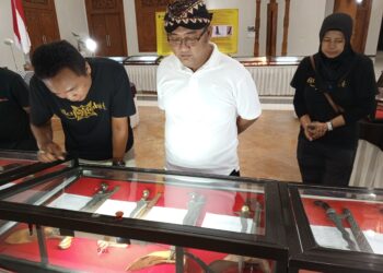 Dua Keris Naga Siluman Sedot Perhatian Pengunjung di Pameran Pusaka Kabupaten Madiun, Ini Pemiliknya!