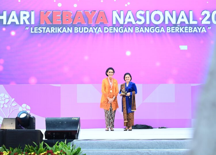 Iriana Jokowi Dianugerahi Ibu Bangsa di Peringatan Hari Kebaya Nasional 2024