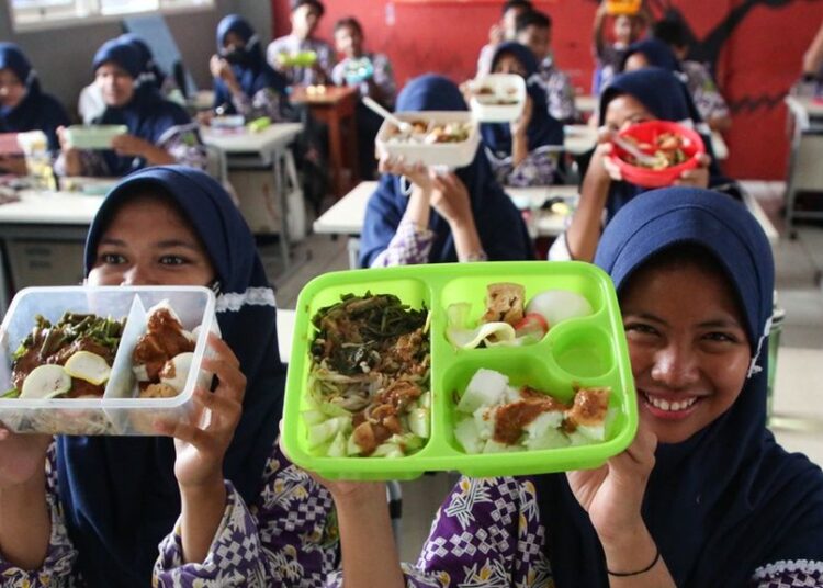 Pakai Dana Pribadi, Gibran Uji Coba Makan Gratis di Solo