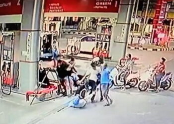 Barbar ! Tak Terima di Tegur, Tiga Orang Lelaki Hajar Pemotor di Sidoarjo