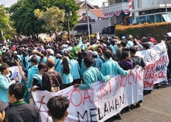Tolak Revisi UU Pilkada, Ratusan Mahasiswa Solo Raya Gelar Unjuk Rasa Pulangkan Jokowi