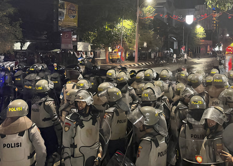 Demo Semarang Ricuh, Polisi Tembakkan Gas Air Mata?