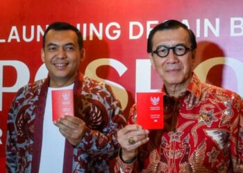 Menkumham Resmikan Paspor Baru dengan Desain Merah Putih dan Motif Kain Nusantara