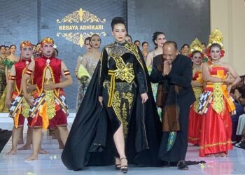 Kukuh Hariyawan Usung Kebaya dan Wastra Nusantara di Jogja Fashion Trend 2024