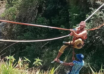 Bule Terjebak Tak Berdaya di Wahana Stackline Merapi