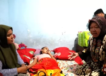 Berikan Atensi, Mensos Kunjungi Gadis Penderita Tumor Uterus di Mojokerto