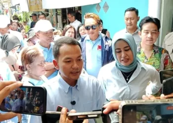 Gibran Dampingi Respati-Astrid Blusukan di Solo, Sapa Warga Sondakan