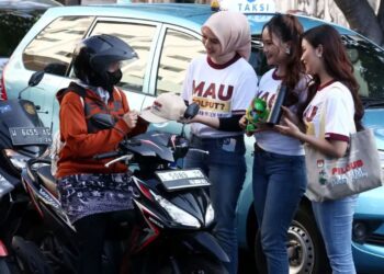 Tekan Golput, KPU Jatim Ajak 3 Model Cantik Sosialisasi Pilkada di Jalan Raya