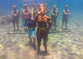 Pemprov Jatim Resmikan Patung Pasukan Majapahit di Bawah Laut Banyuwangi