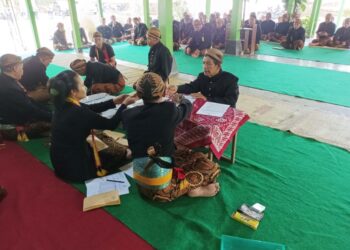 Abdi Dalem Menerima Gaji dan Bonus Jarik, Saryono : Sebuah Wujud Kasih Sayang Sinuhun PB XIII