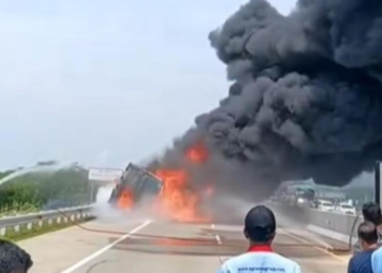 Truk Kontainer Terbakar di Tol Semarang-Batang KM 359