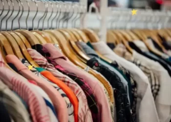 Anak Muda Surabaya Gandrungi Thrifting: Ekspresi Gaya Tanpa Batas