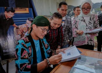 Menparekraf Promosikan Potensi Desa Wisata Lewat Buku “Introducing Indonesia to The World”