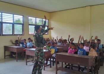 Satgas Pamtas Yonif 501/BY Ajak Anak-anak Maybrat Belajar dan Peringati Hari Pahlawan