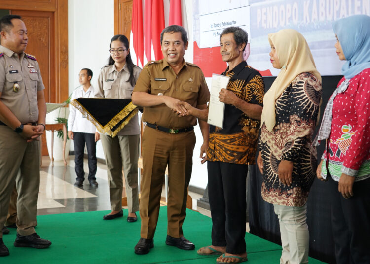Pemkab Madiun Serahkan 71 Sertifikat Tanah untuk Dukungan Hukum dan Pengelolaan Aset Desa