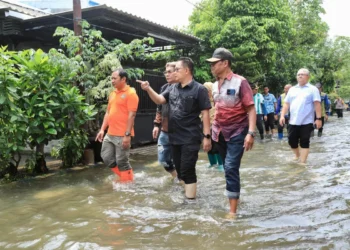 Pj Gubernur Jatim Kerahkan Pompa dan Alat Berat Atasi Banjir Sidoarjo