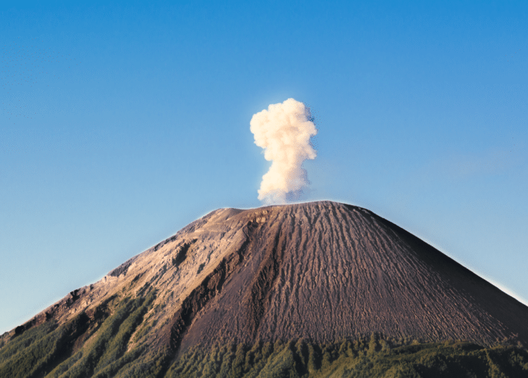 Erupsi Gunung Semeru Capai 1 Kilometer, PVMBG Rekomendasikan Jarak Aman