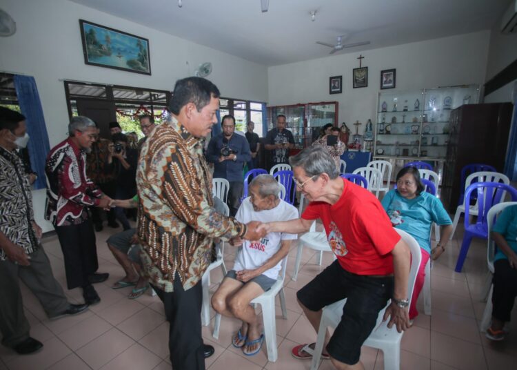 Momen Natal, Pj Gubernur Jateng Berbagi Kebahagiaan dengan Lansia