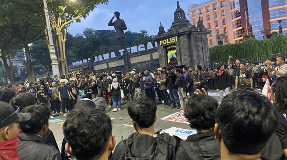 Suporter PSIS Demo di Polda Jateng