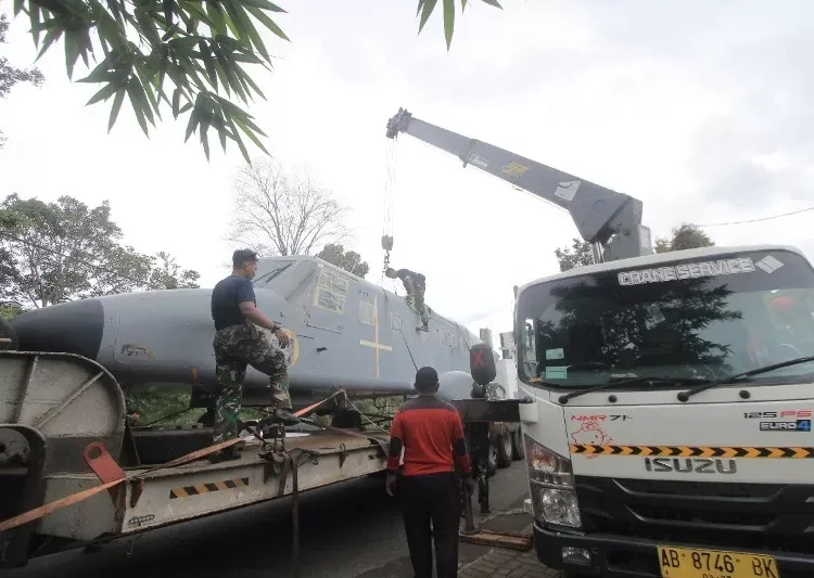 Siap Jadi Monumen Edukasi Bahari, Pesawat Nomad TNI AL Tiba di Telaga Wahyu