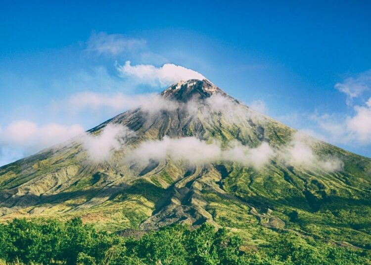 Gunung Salak: Antara Keindahan Alam dan Aura Mistis yang Kental