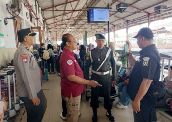 Kasihumas Polres Madiun Kota Pantau Keamanan di Stasiun Madiun Selama Operasi Lilin 2024