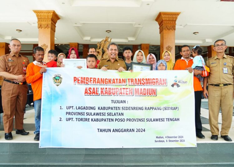 Dua Keluarga Kabupaten Madiun Berangkat Mengikuti Program Transmigrasi 2024