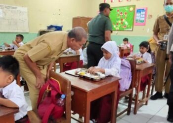 Walikota Surakarta Tinjau Langsung Program Makan Bergizi Gratis Perdana